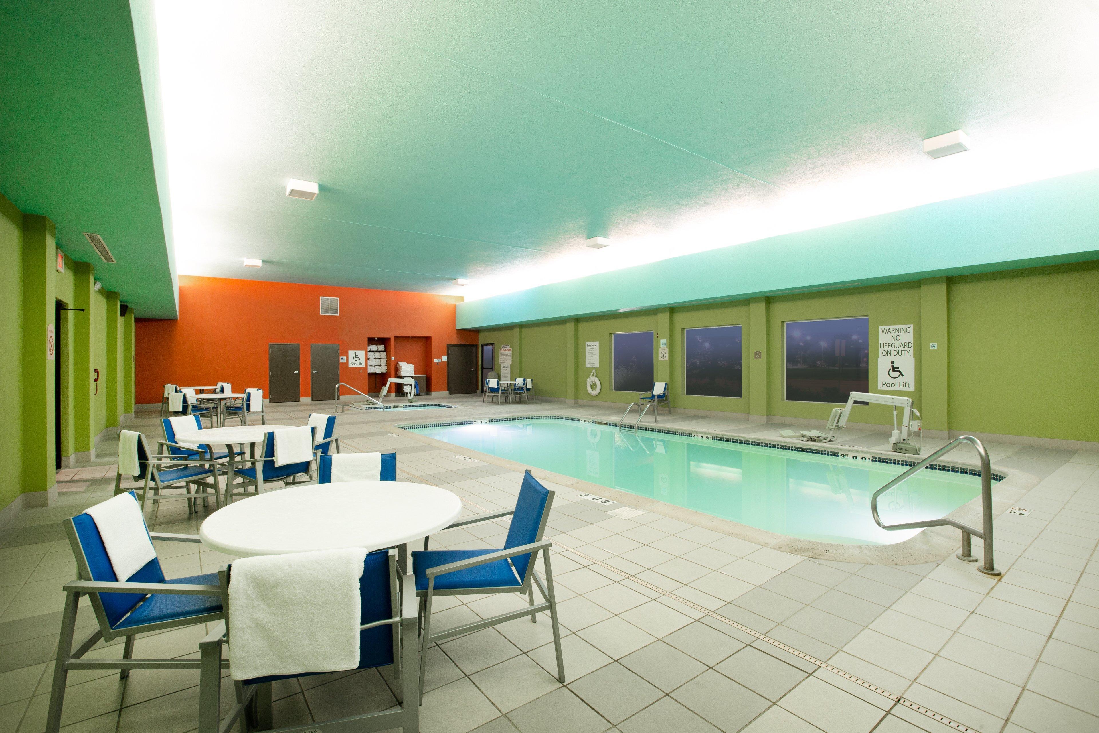 Holiday Inn Express Hotel & Suites Columbus By Ihg Exterior foto