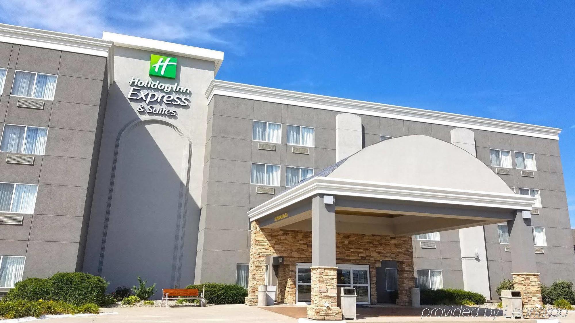 Holiday Inn Express Hotel & Suites Columbus By Ihg Exterior foto