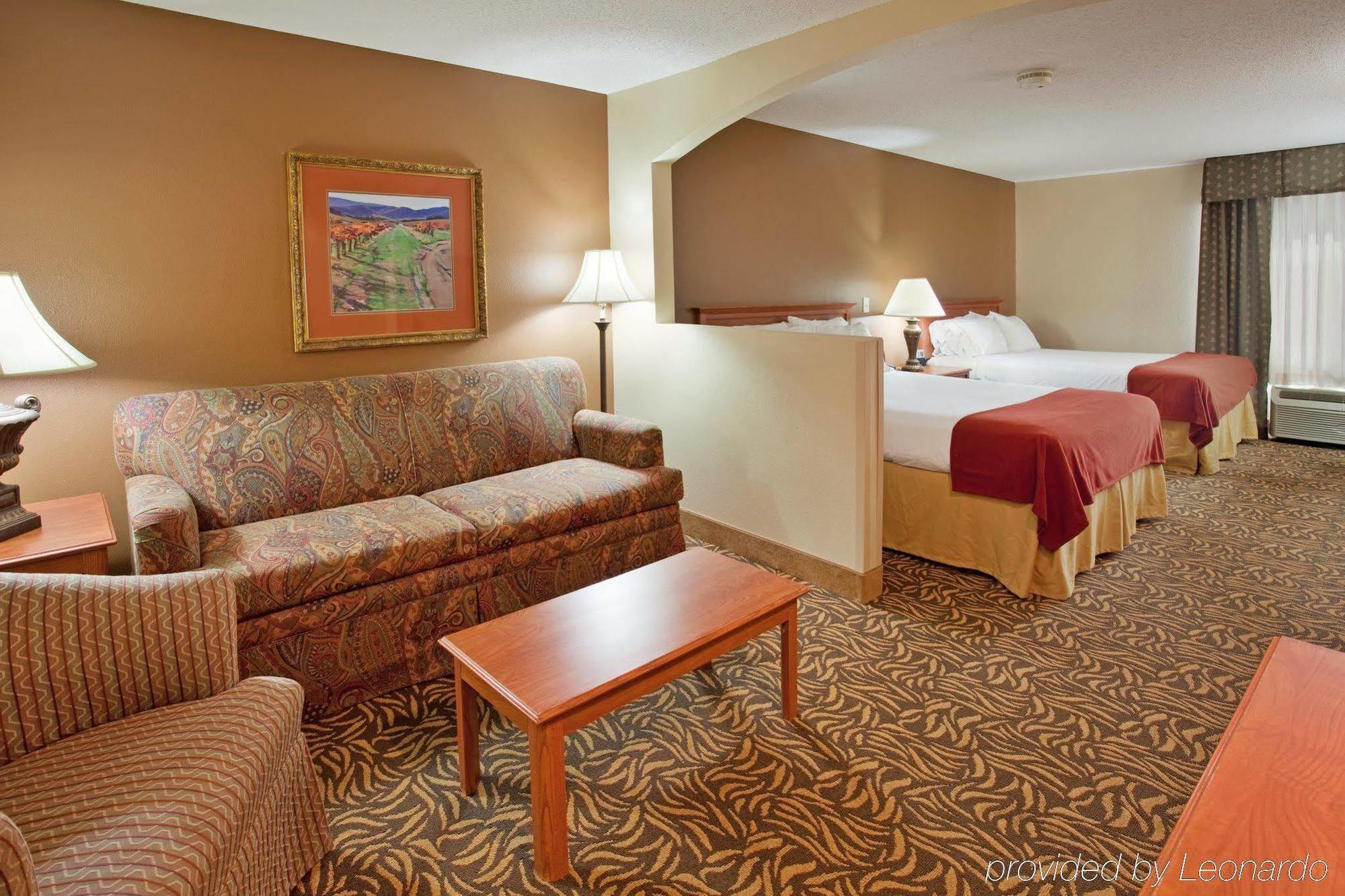 Holiday Inn Express Hotel & Suites Columbus By Ihg Exterior foto