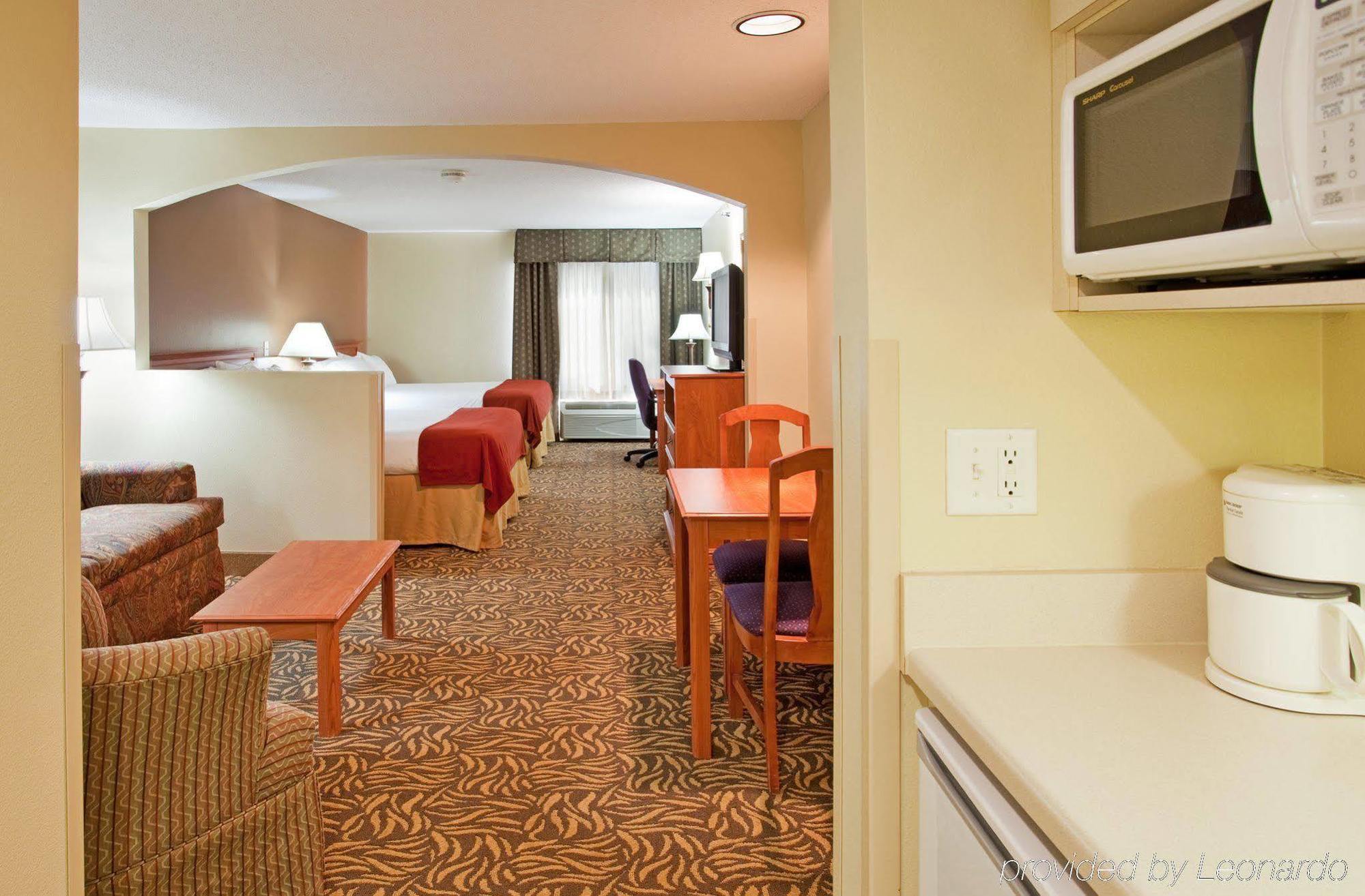 Holiday Inn Express Hotel & Suites Columbus By Ihg Exterior foto