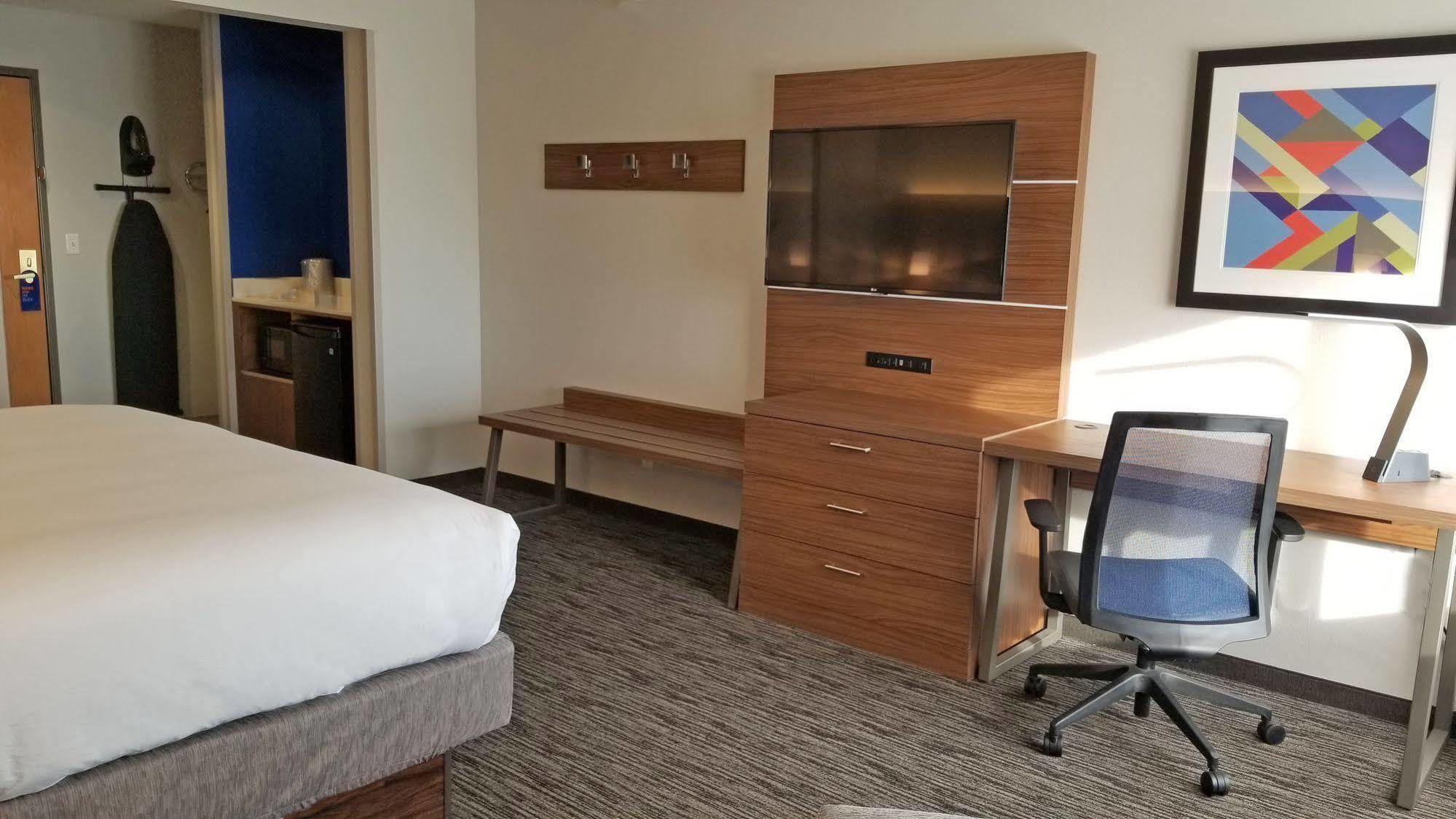 Holiday Inn Express Hotel & Suites Columbus By Ihg Exterior foto