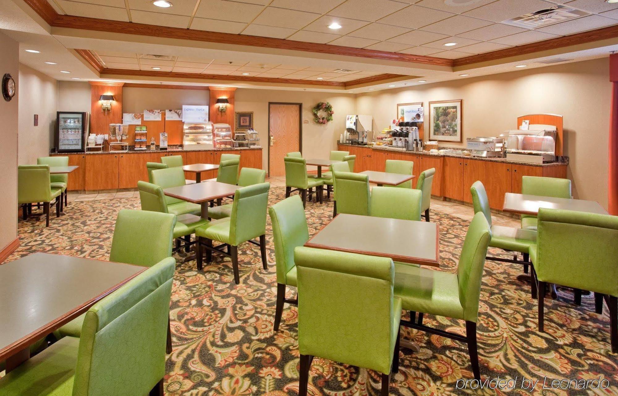 Holiday Inn Express Hotel & Suites Columbus By Ihg Exterior foto