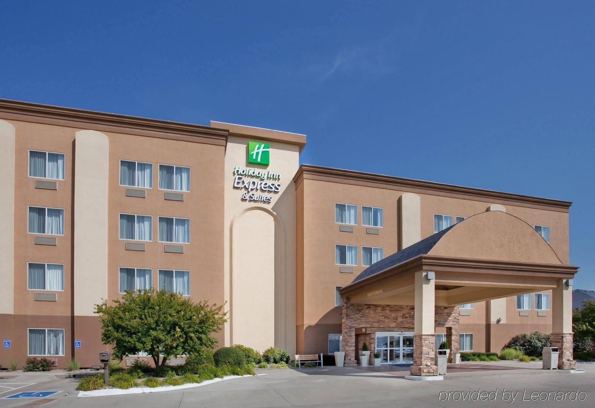 Holiday Inn Express Hotel & Suites Columbus By Ihg Exterior foto