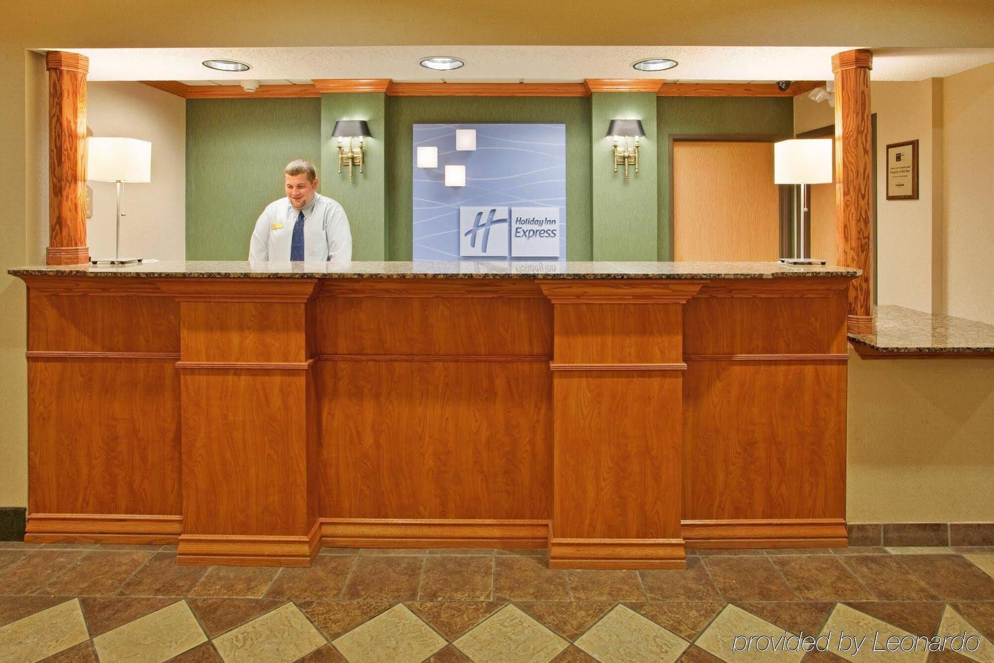 Holiday Inn Express Hotel & Suites Columbus By Ihg Exterior foto